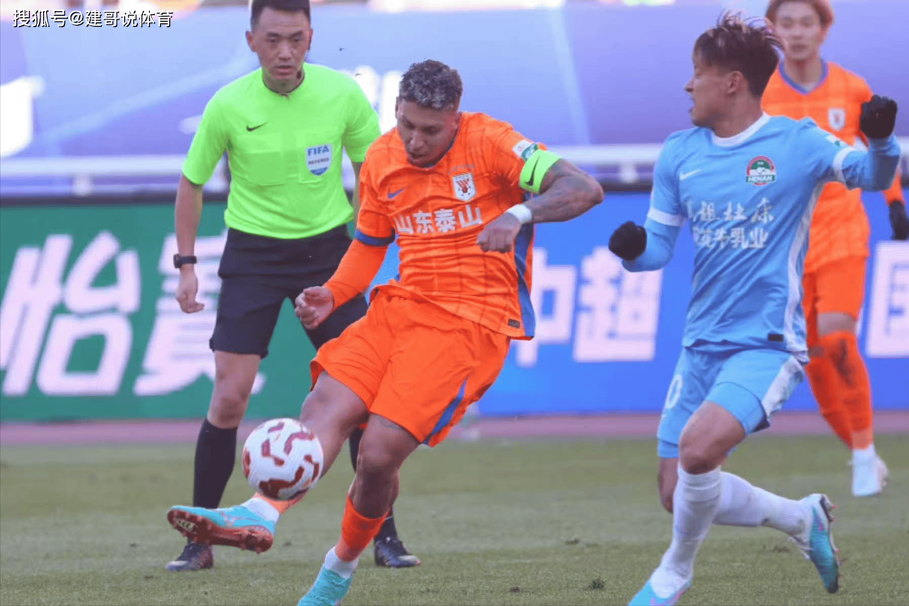 LD 乐动APP下载 -曼联场边指挥情绪激动，武磊队员怒摔水瓶！的简单介绍