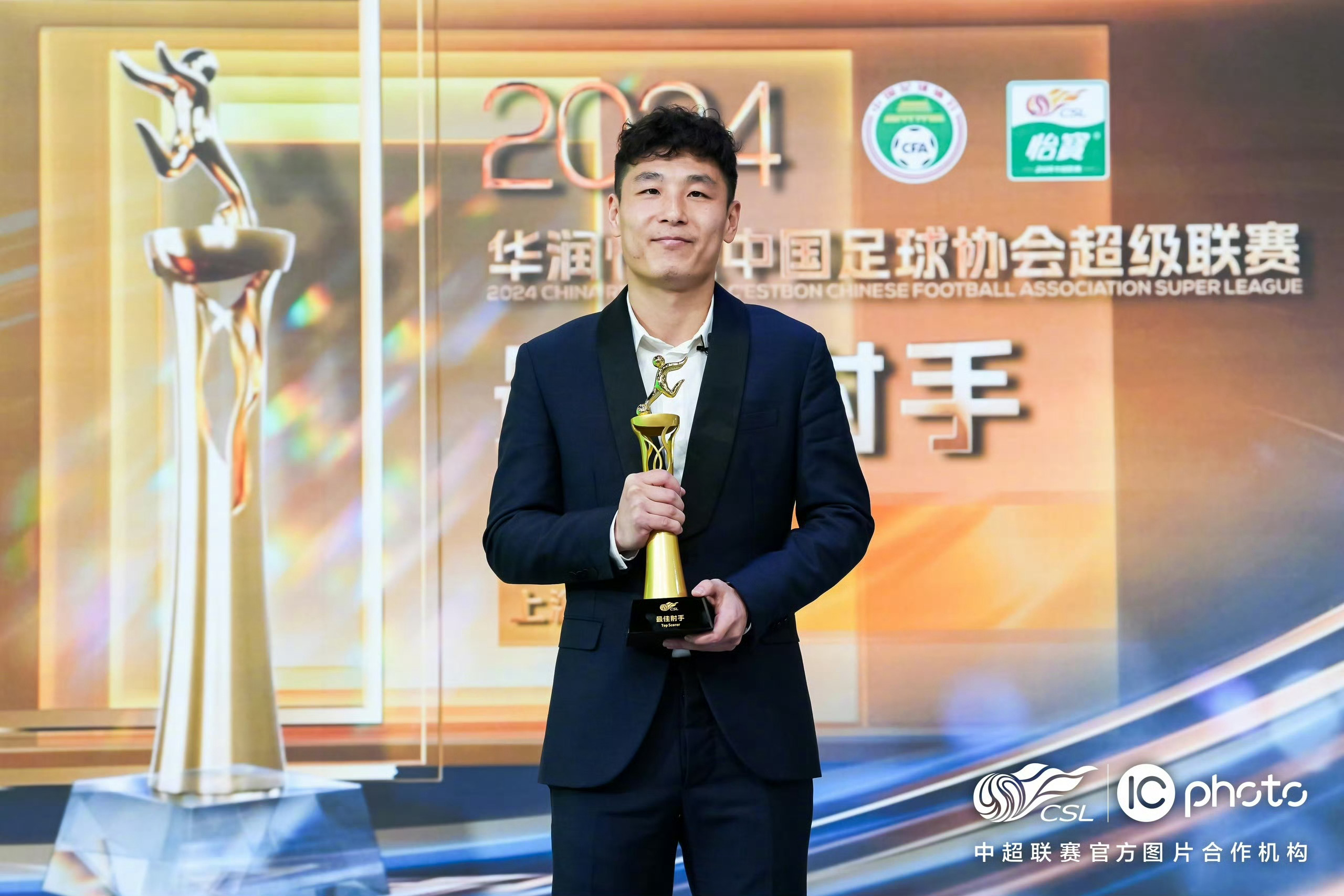 LD 乐动APP下载 -包含武磊场边指挥情绪激动，本菲卡队员怒摔水瓶的词条